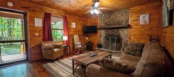 Mountaineer Cabin 4 - Hot Tub & Fireplace close to New River Gorge National Park