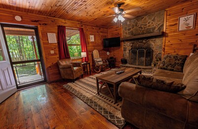 Mountaineer Cabin 4 - Hot Tub & Fireplace close to New River Gorge National Park