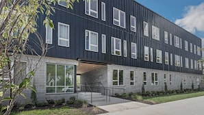 A modern multi-story building with large windows and a flat roof. - Modern Nashville Getaway Minutes From Downtown & Five Points Hearth and Hideout by Avantstay (Nashville)