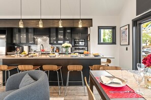 Studio (4 Bedrooms) | Private kitchen | Fridge, microwave, oven, stovetop