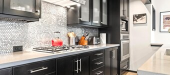 KBM Resorts Luxury Pri Home Walk to Town Lift; Park City Mountain Resort, Pri Hot Tub, Two Main Suites! Pea-1114