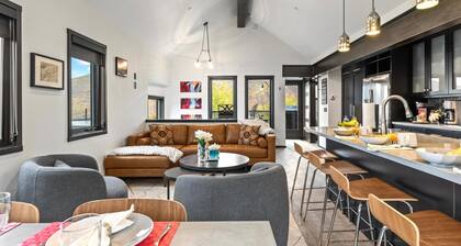 Walk to Ski Slopes + Trails! Luxury 4-bedroom Private Home With Private Hot Tub, Bbq, Heated Parking, and Two Master Suites! Pea-1114 by KBM Resorts