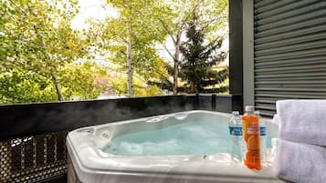 Estudio (4 Bedrooms) | Baño | Regadera y amenidades de baño de diseñador