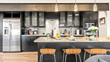 Estudio (4 Bedrooms) | Cocina privada | Refrigerador, microondas, horno y parrilla de estufa