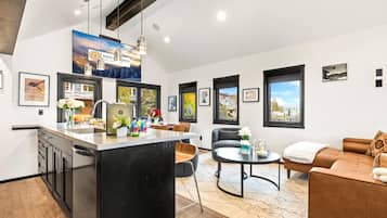 Studio (4 Bedrooms) | Living room | TV