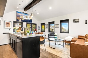 Studio (4 Bedrooms) | Living room | TV