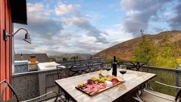 Studio (4 Bedrooms) | Terrace/patio