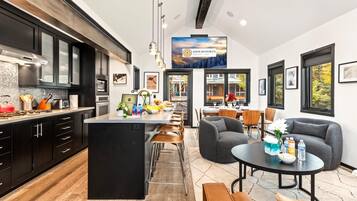 Studio (4 Bedrooms) | Private kitchen | Fridge, microwave, oven, stovetop