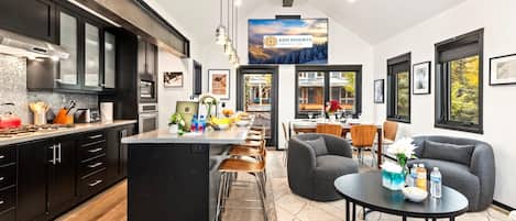 Studiolejlighed (4 Bedrooms) | Privat køkken | Køleskab, mikrobølgeovn, ovn, kogeplade