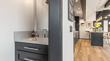 Estudio (4 Bedrooms) | Baño | Regadera y amenidades de baño de diseñador