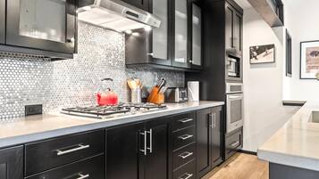 Estudio (4 Bedrooms) | Cocina privada | Refrigerador, microondas, horno y parrilla de estufa