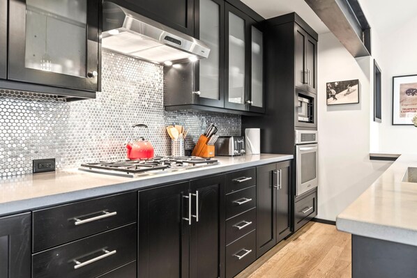 Studio (4 Bedrooms) | Private kitchen | Fridge, microwave, oven, stovetop