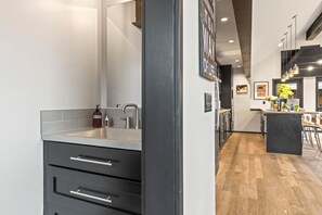 Studio (4 Bedrooms) | Bathroom | Shower, designer toiletries