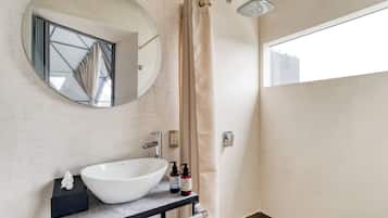 Habitación clásica, vista a la ciudad | Baño | Jabón, shampoo, papel de baño