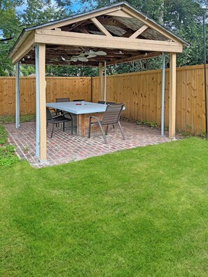 Outdoor dining - 2-Bedroom Apartment near Folly Beach & Downtown (Charleston)