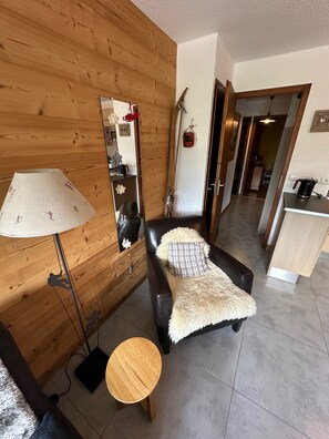 Interior - Apartment center La Clusaz. Mountain view. Close to ski lifts. (La Clusaz)