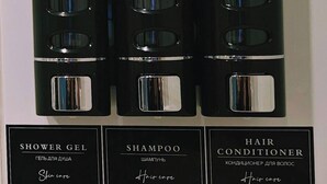 Three black containers labeled as shower gel, shampoo, and hair conditioner. - 2 bed Holiday Let-Contractors -Parking-Nr to hospital, Uni, City Centre, stadium (Sunderland)