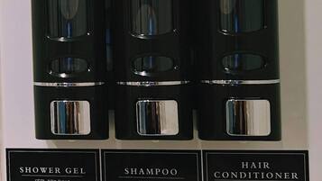 Sèche-cheveux, serviettes fournies, savon, papier toilette