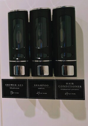 مجففات شعر، مناشف، صابون، ورق حمّام