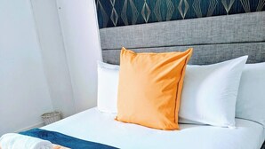 A neatly made bed with white and blue linens, a wooden headboard, and a patterned wall. - 2 bed Holiday Let-Contractors -Parking-Nr to hospital, Uni, City Centre, stadium (Sunderland)