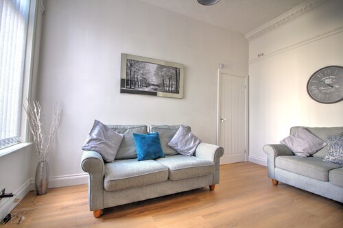 2 bed Holiday Let-Contractors -Parking-Nr to hospital, Uni, City Centre, stadium