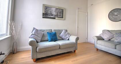 2 bed Holiday Let-Contractors -Parking-Nr to hospital, Uni, City Centre, stadium