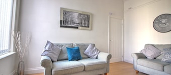 2 bed Holiday Let-Contractors -Parking-Nr to hospital, Uni, City Centre, stadium