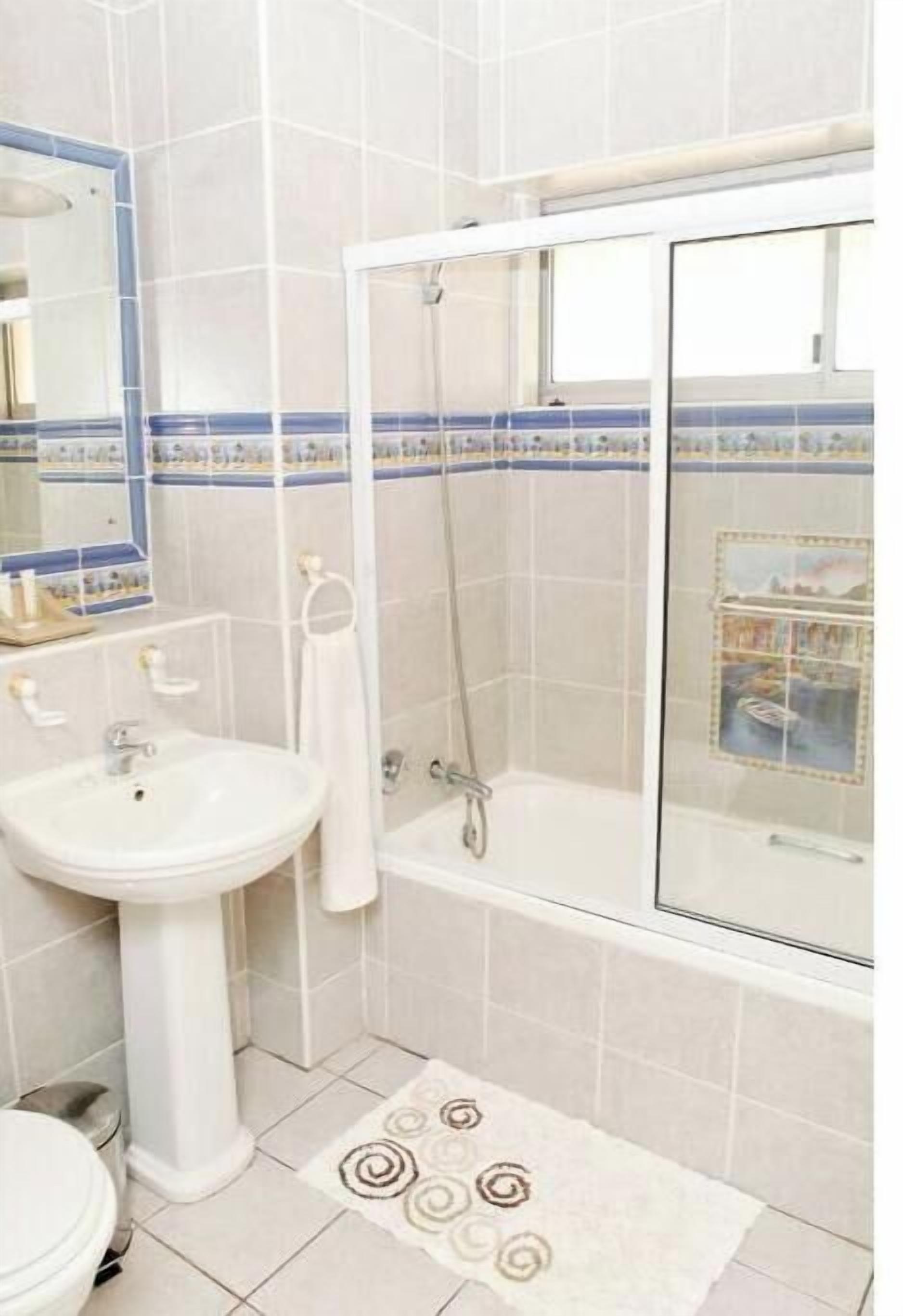 Haartrockner, Handtücher, Seife, Toilettenpapier