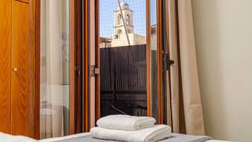 2 bedrooms, in-room safe, desk, iron/ironing board