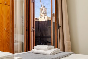 2 dormitorios, caja fuerte, escritorio y tabla de planchar con plancha