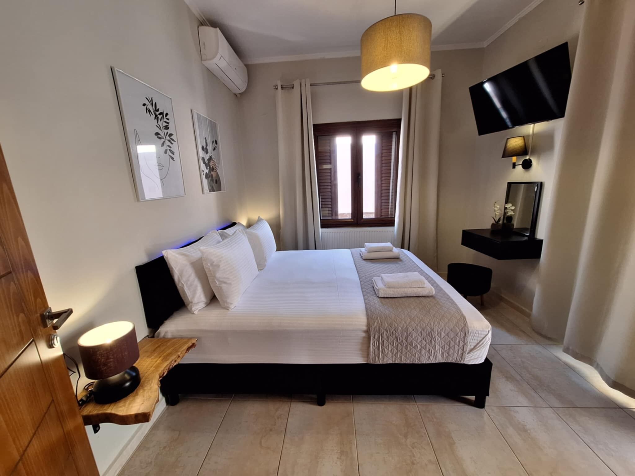 2 bedrooms, in-room safe, desk, iron/ironing board