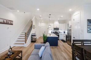 Smart TV, foosball, table tennis - Lavish home close to downtown Houston with game rm (Houston)