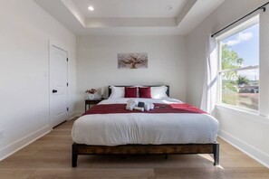 4 bedrooms, desk, iron/ironing board, free WiFi - Lavish home close to downtown Houston with game rm (Houston)