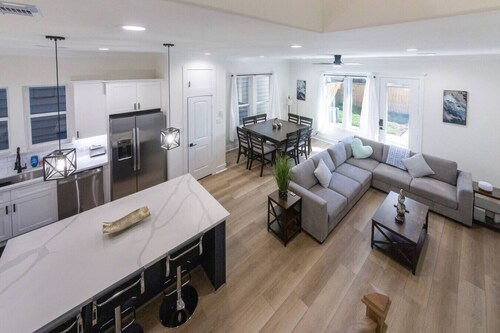 Lavish home close to downtown Houston with game rm