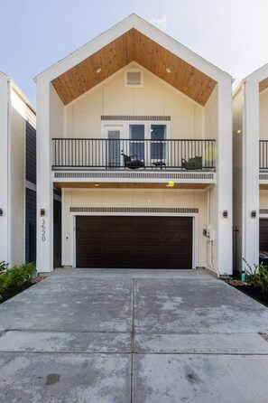 Exterior - Lavish home close to downtown Houston with game rm (Houston)