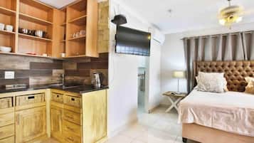 Iron/ironing board, bed sheets