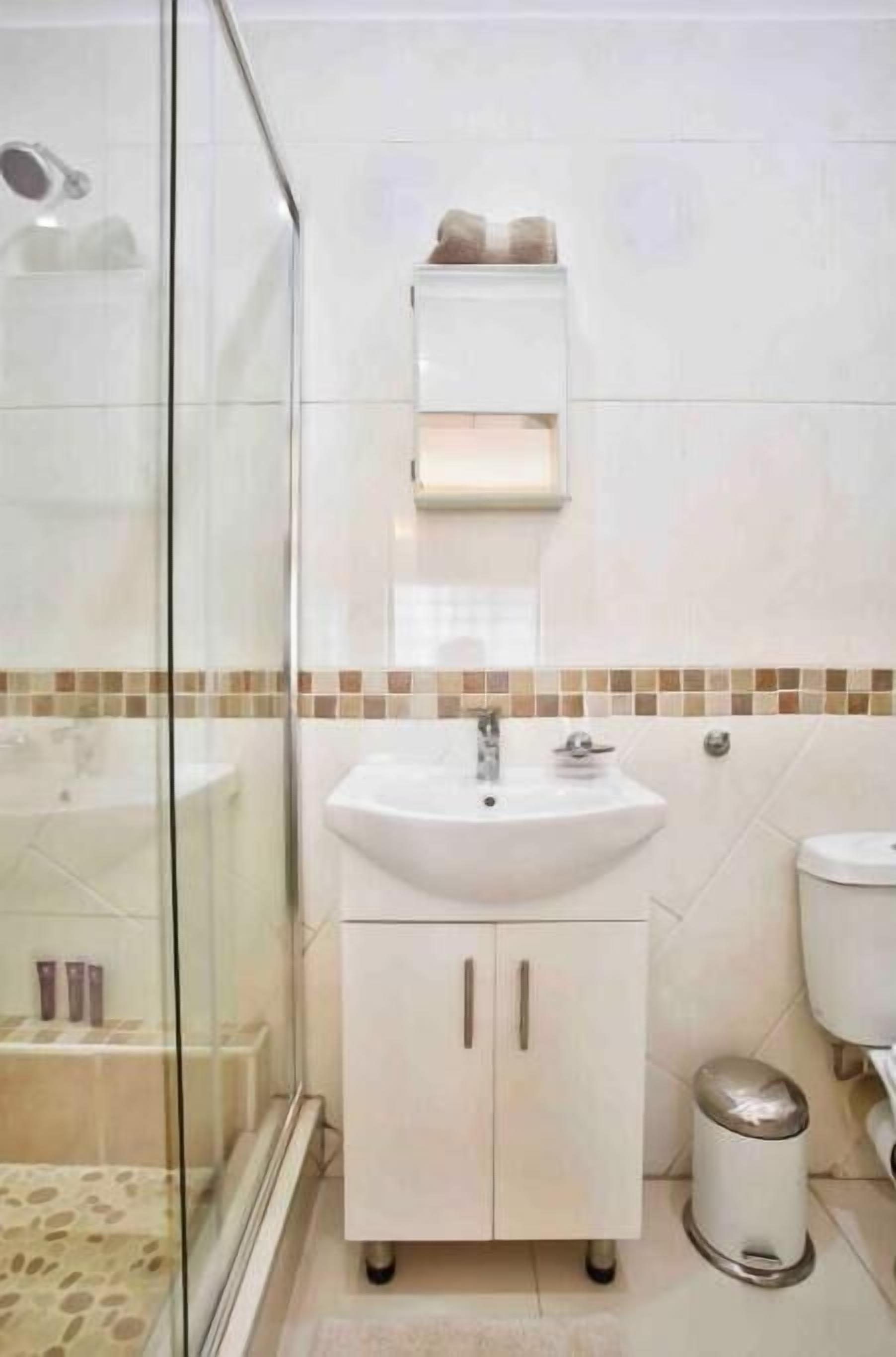 Een haardroger, handdoeken, zeep, toiletpapier