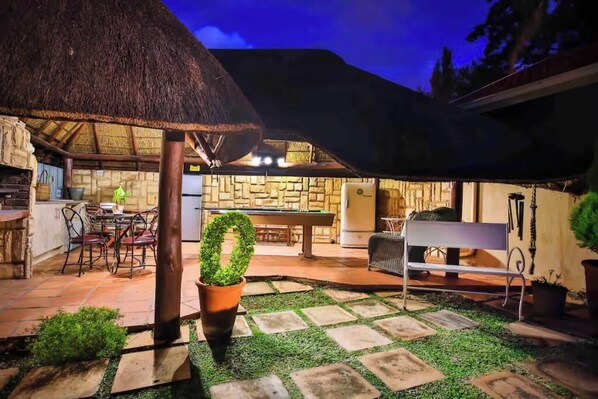 Outdoor dining - Three Bedroom Unit No Loadshedding (Pierre van Ryneveld)