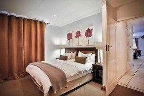 3 bedrooms, WiFi - Three Bedroom Unit No Loadshedding (Pierre van Ryneveld)