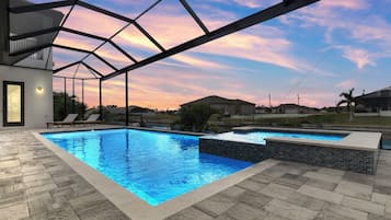 Een buitenzwembad, een verwarmd zwembad