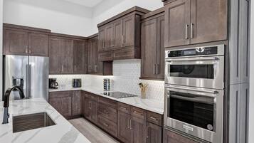 Frigorífic, microones, forn i placa de cuina