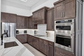 Réfrigérateur, four à micro-ondes, un four, surface de cuisson