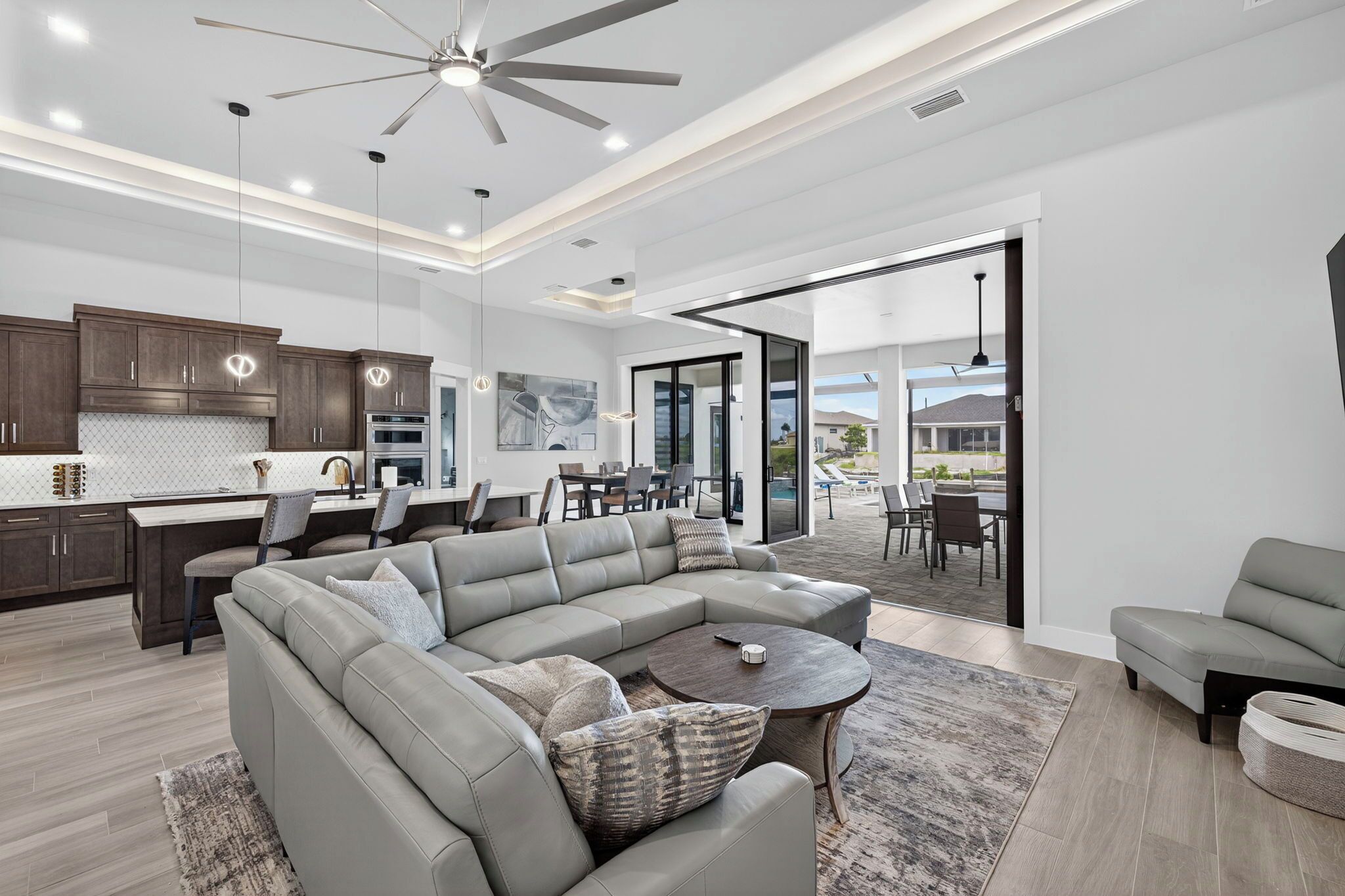 智能电视、壁炉、乒乓球、书