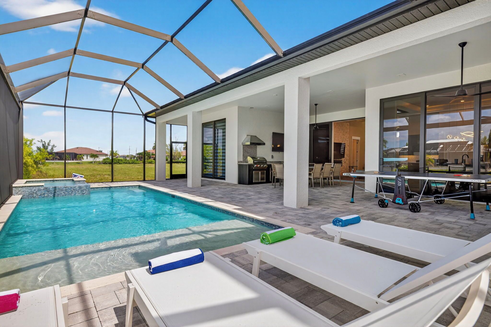 室外游泳池，恒温泳池