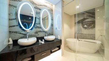 Apartment, 2 Bedrooms, Private Bathroom, City View | Bathroom | Free toiletries, hair dryer, slippers, towels