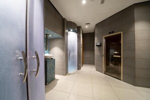 Desk, laptop workspace, soundproofing, free WiFi - DAMAC Super Luxury Two Bedroom Apartment (Riyadh)