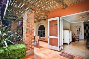 Terrace/patio - Charlton House 1 No loadshedding (Pierre van Ryneveld)