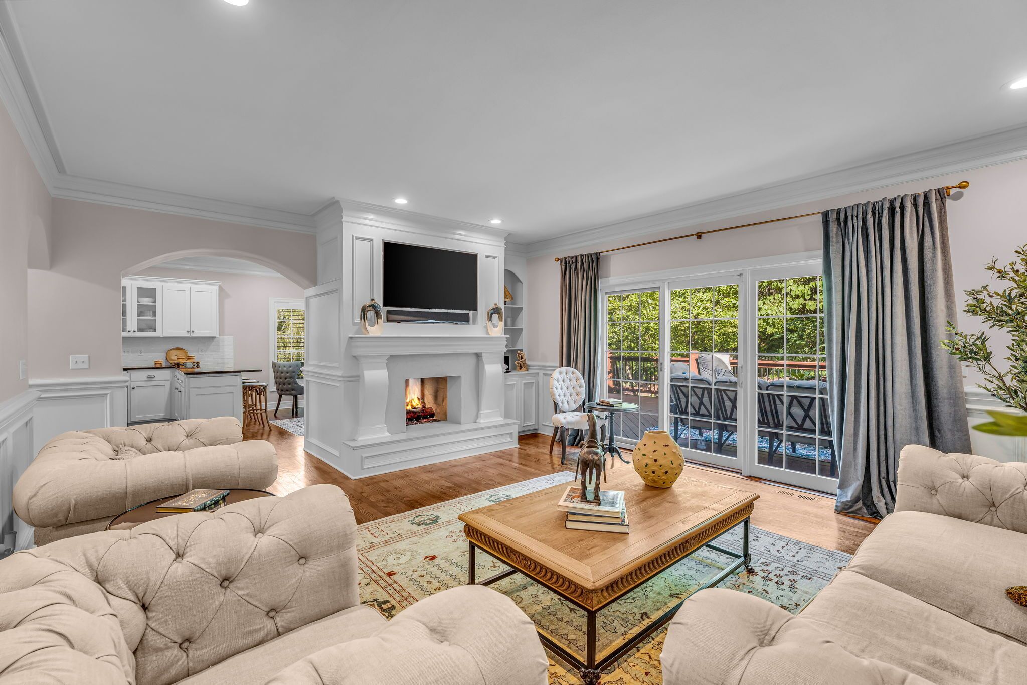 Smart-tv, pejs, dvd-afspiller, bordtennisbord