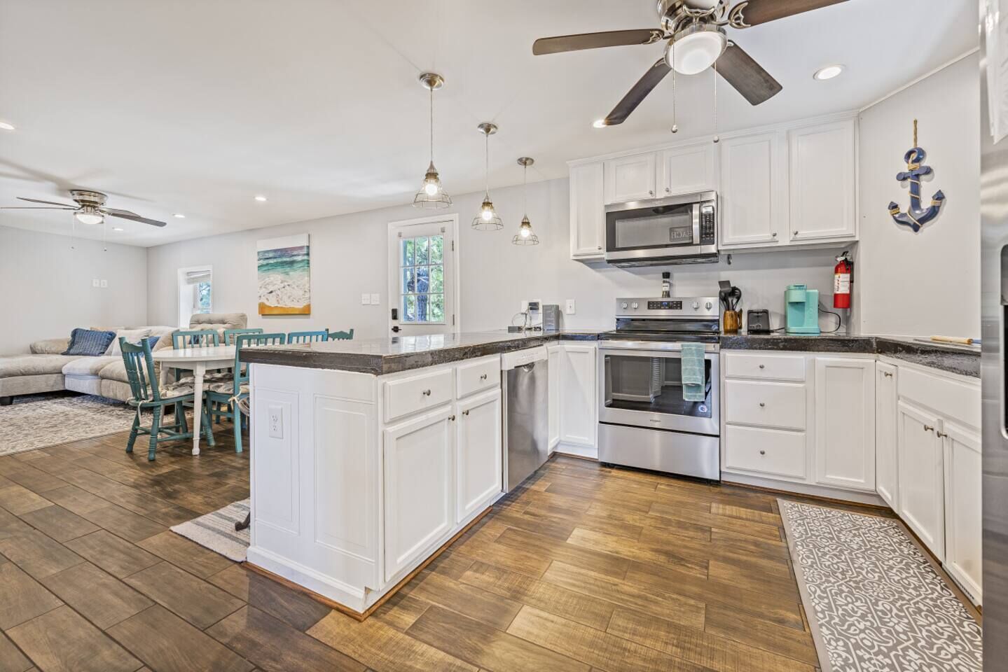 ثلاجة، ميكروويف، فرن، موقد طهي مسطح