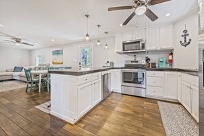 Een koelkast, een magnetron, een oven, een kookplaat